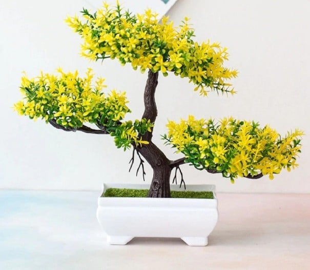 Konstgjord bonsai i en kruka gul