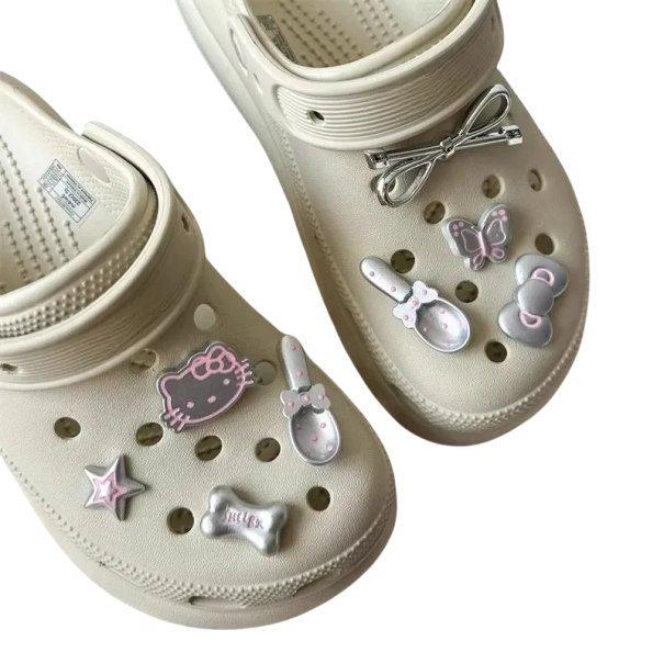 8 Stück Dekoration für Crocs Schleifen Hello Kitty Löffel Knochen Schriftzug grau-rosa Set Schuhschmuck mit einfachem Befestigungssystem 1