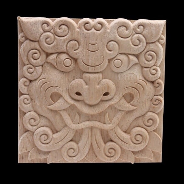 Dřevěný vyřezávaný ornament s drakem L