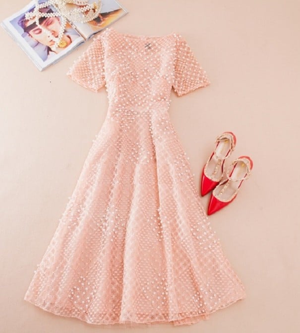 Elegante vestido de mujer con perlas. rosa M