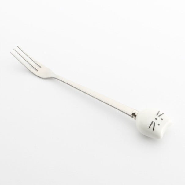Tenedor de postre con gato blanco