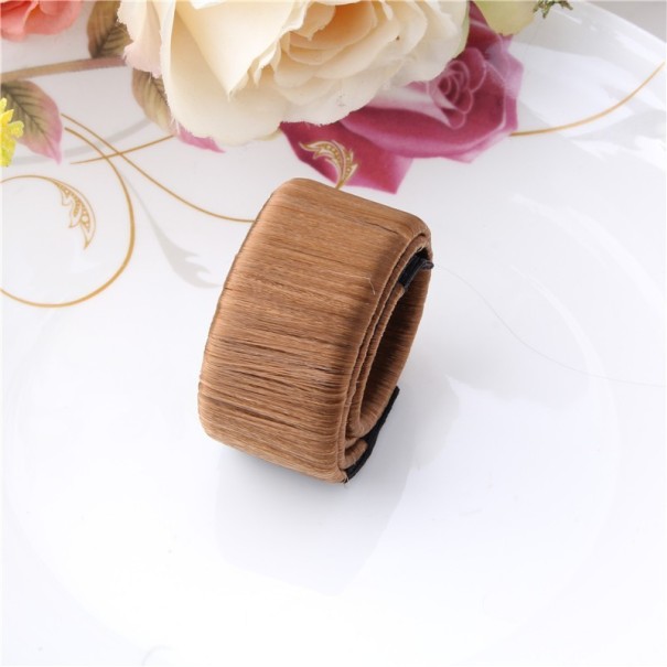 Accessoire pour créer un chignon marron
