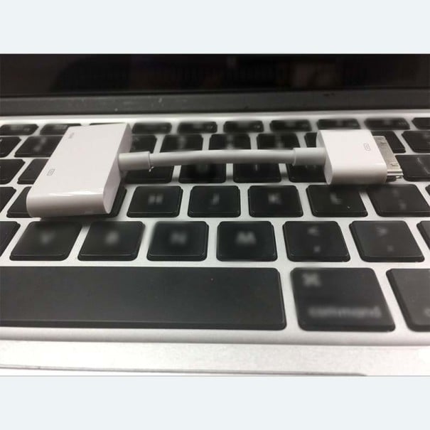 Adapter 30pin til HDMI for Apple-enheder med 30-pins stik HDMI-stik og et andet 30-pins stik Kort kabel Hvid udførelse 1