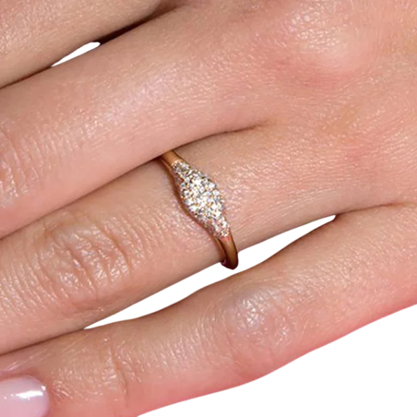 Anello da donna in zirconio Lega di rame Motivo ovale con pietre incise Gioiello elegante minimalista scintillante versatile oro