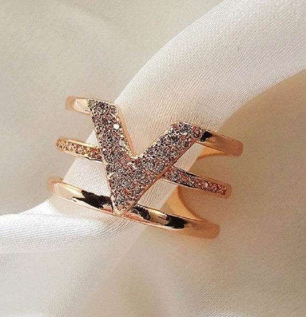 Anillo de mujer con la letra V rosa viejo