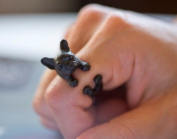 Anillo de mujer con perro negro