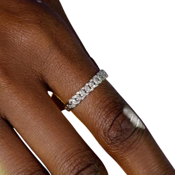 Anillo de mujer universal con cadena estrecha grabada engastado con pequeñas piedras joya moderna de lujo para mujeres plateado