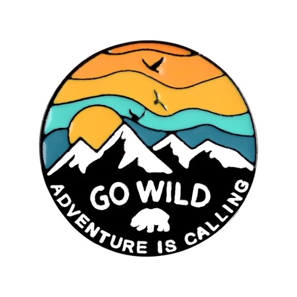 Anstecker Go wild adventure is calling Motiv Berge Sonne Vögel Metall mehrfarbig Zubehör für Rucksack Kleidung Wandern Natur 1
