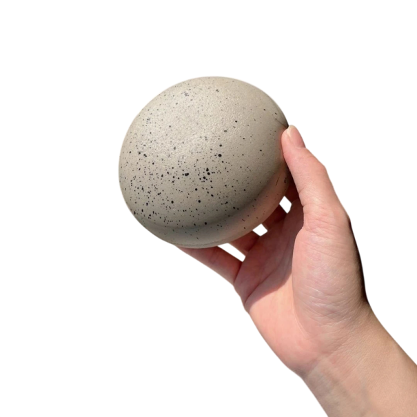 Antistresová mačkací houbička squishy 10 × 10 × 5 cm pěnová houba s pomalým návratem 75 g měkká relaxační hračka do ruky pro uvolnění stresu šedá