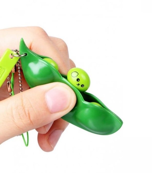 Antistress legetøj ærte i bælg Tryk vedhæng til nøgler med springende ærter Grøn bælg af PVC med kæde og løkke 6,2 x 2 cm 1