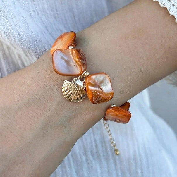 Armband mit Perlmutt-Elementen und Muschel-Anhänger, unregelmäßige Formen, Damenarmband mit maritimem Motiv orange