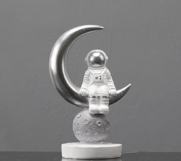 Astronaut og månestatue 2