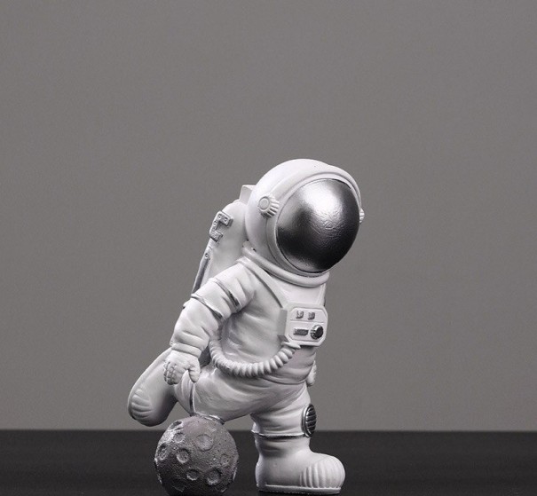 Astronaut og månestatue 7