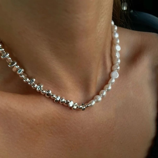 Asymetrický náhrdelník z bílých perleťově lesklých korálků a šedých kovových prvků, kombinovaný dekorativní šperk s kontrastem tvarů 1