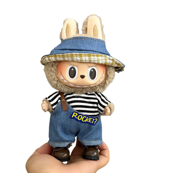 Atuendo para figura de Labubu. Sombrero, camiseta a rayas blancas y negras y peto vaquero de un solo hombro. Accesorio elegante para figuras coleccionables de 15-17 cm. 1