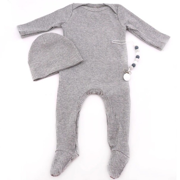 Baby jumpsuit med mössa och nappklämma T2679 grå 3-6 månader