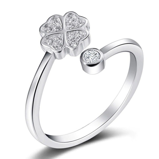 Bague femme avec un trèfle à quatre feuilles 1
