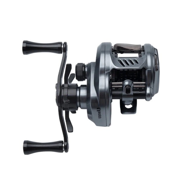 Baitcastingový naviják pro pravou ruku s převodem 7,6:1 Brzdná síla 4,5 kg Karbonové tělo a keramické očko Šedo-černý naviják na přívlač 1