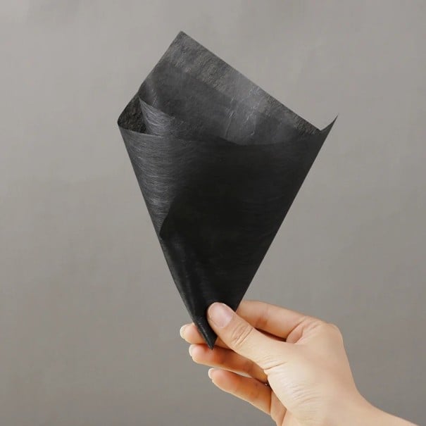 Baliaci papier na kvety sada 38 ks 30x30 cm polopriesvitný papier svetlej farby floristický obal na darčeky a kytice čierna