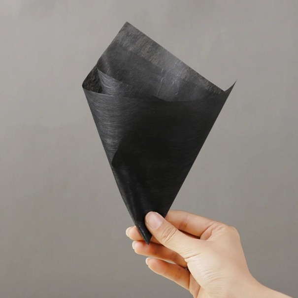 Balicí papír na květiny sada 38 ks 30x30 cm poloprůsvitný papír světlé barvy floristický obal na dárky a kytice černá