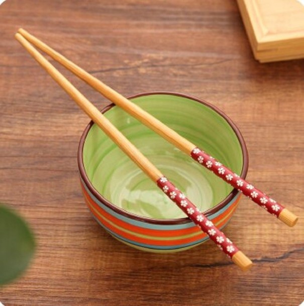 Bambu ätpinnar med blommor röd