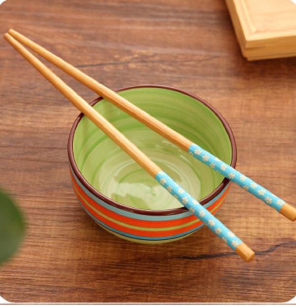 Bambuiset syömäpuikot kukkien kera vaaleansininen