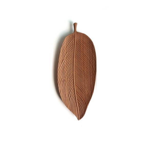 Bandeja de madera en forma de hoja. M 1