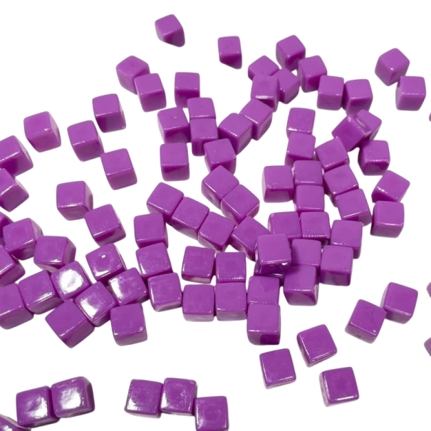 Barevné dekorační kostky 50 ks 8 × 8 × 8 mm Neprůhledné akrylové kostky v plné barvě pro logickou puzzle hru fialová