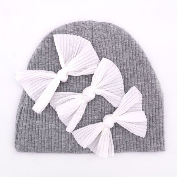 Barnhatt med rosetter 5