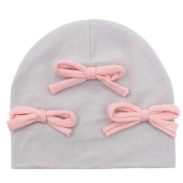 Barnhatt med rosetter 6
