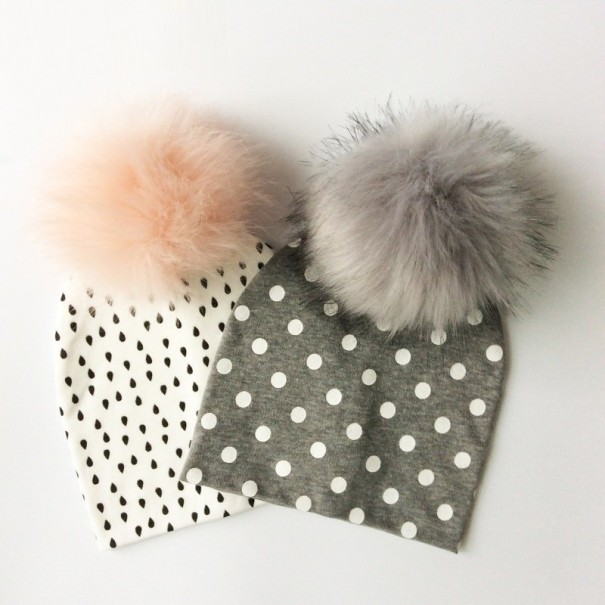 Barnmössa med lurvig pompom