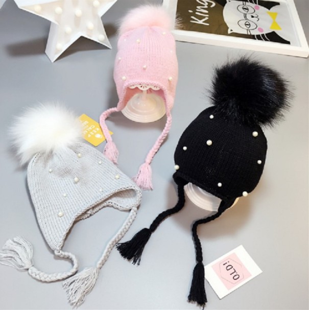 Barnmössa med pompom och pärlor