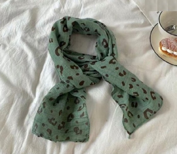 Barnscarf med leopardmönster grön