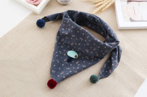 Barnscarf med pompoms J597