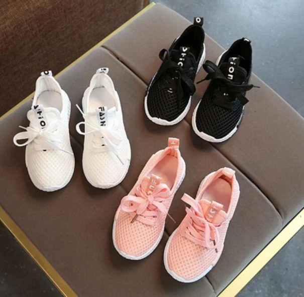 Barnsneakers som andas