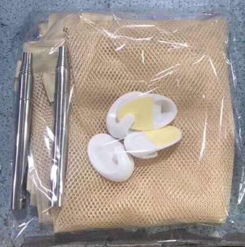 Barrera de puerta de malla para perros crema