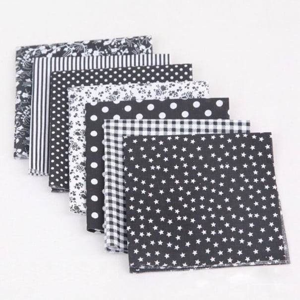 Baumwollstoff zum Nähen von Masken zu Hause Set von Quadraten 25 x 25 cm Mix aus farblich abgestimmten Mustern mit Punkten und Blumen schwarz