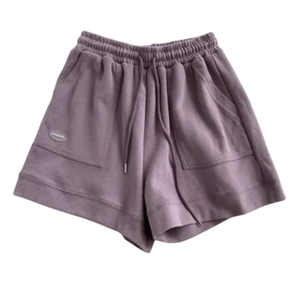 Bekväma, lösa sportshorts med dragsko för dam. Avslappnade hemmashorts med fickor. Sommarshorts för träning och avkoppling. lila S
