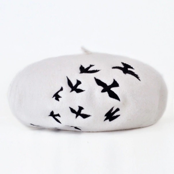 Béret d'hiver pour femmes avec des oiseaux J2451 blanc