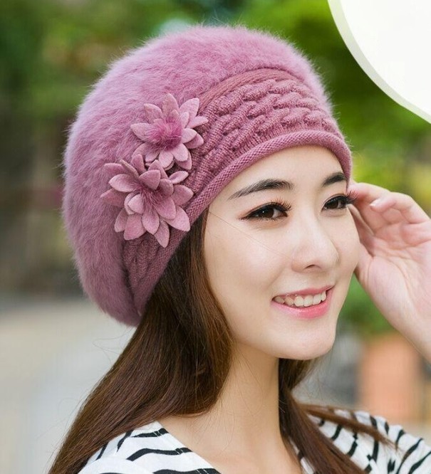 Béret d'hiver pour femmes avec fleurs J852 violet