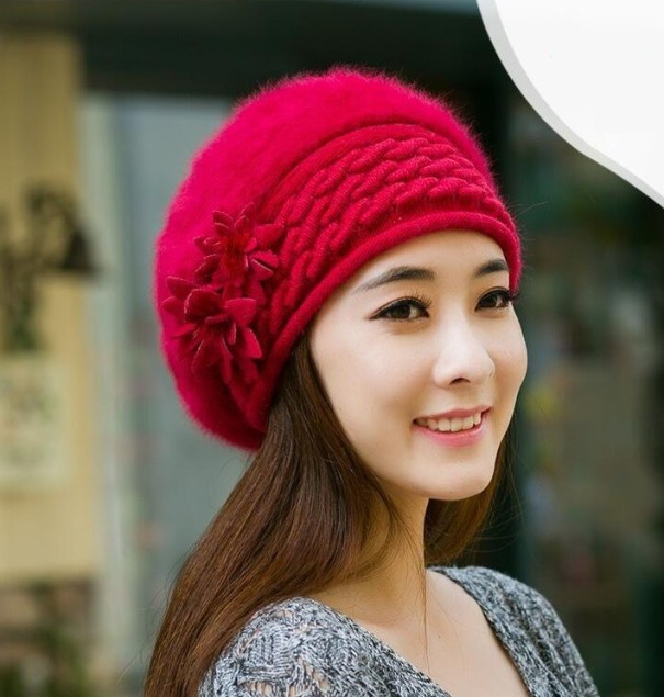 Beret damski zimowy w kwiaty J852 czerwony