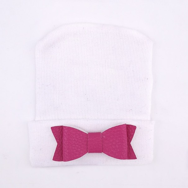 Biały kapelusz z tasiemką ciemny róż