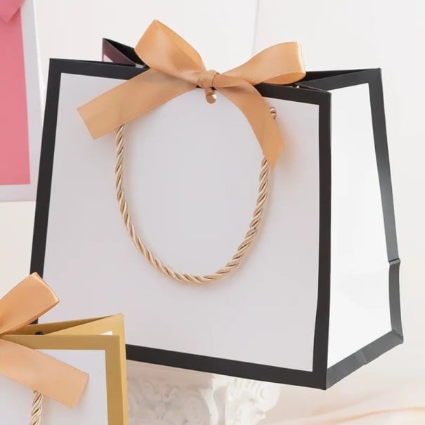 Bílá papírová dárková taška s výrazným barevným okrajem a barevnou mašlí 10,5x8,3x7,2 cm provázkové ucho dárky černá