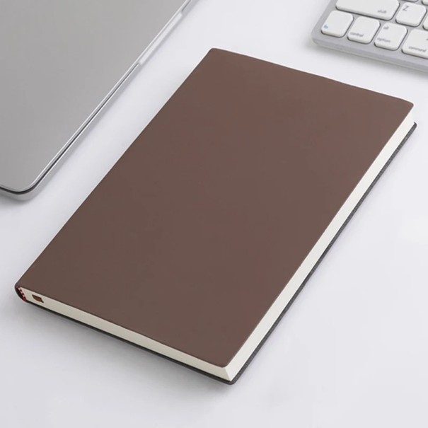 Bloc de notas A5 colorido sin hebilla. Elegante cuaderno para la escuela, la oficina y la planificación diaria con hojas rayadas. marrón