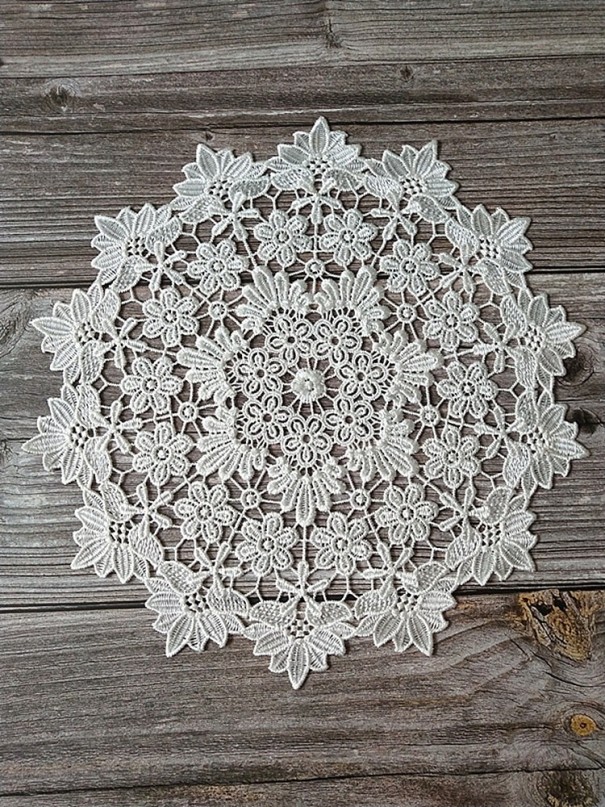 Blondedækkeserviet med blomster 25 cm