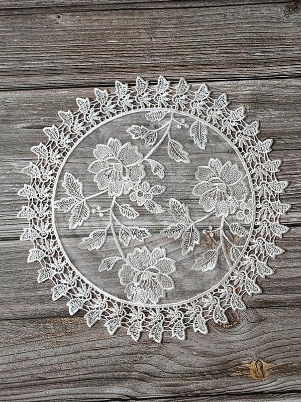 Blondedækkeserviet med rosemotiv 36 cm