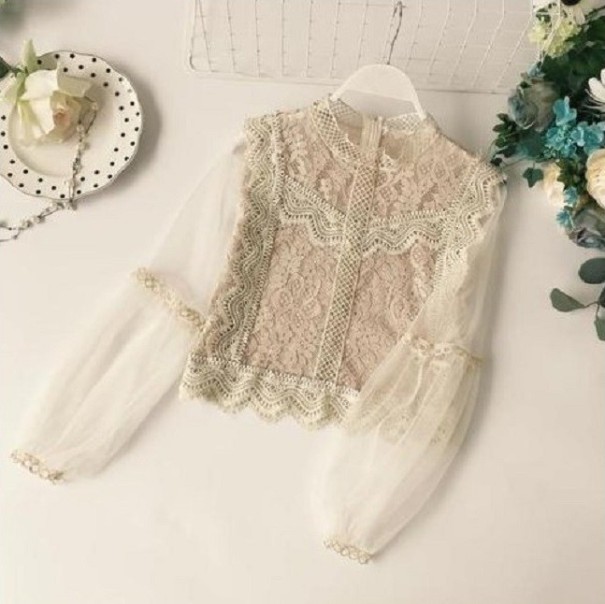 Blouse femme avec des manches transparentes crème