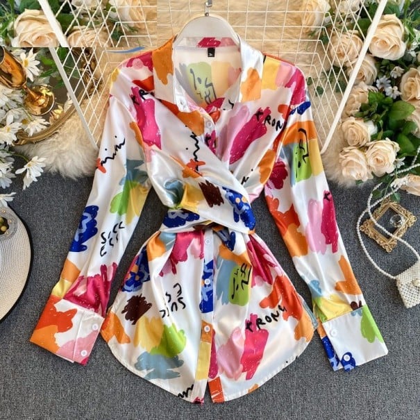 Blouse femme avec imprimé abstrait multicolore sur fond blanc Nouage à la taille Manches longues avec larges poignets Col chemise Polyester 1