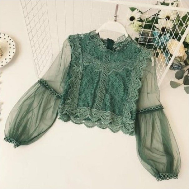 Blusa de mujer con mangas transparentes. verde Blusa de mujer con mangas transparentes. verde