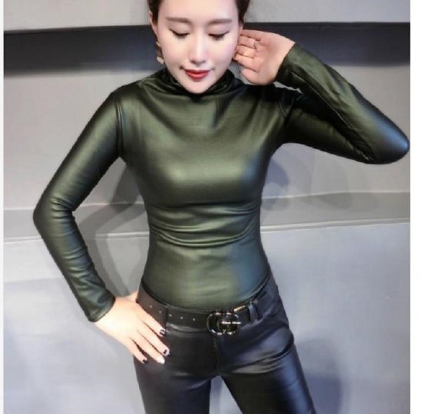 Blusa feminina em pele sintética verde escuro XL